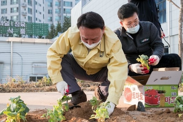 시민과 함께하는 경포천 서래숲길 식수행사에 참여한 강임준 시장
