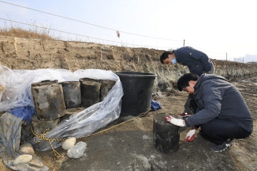 지난달 27일 춘천시 공무원이 옛 미군기지터인 캠프페이지 부지에서 땅속에 매립된 유류통 수십 개가 발견되자 현장를 조사하고 있다. 김남덕기자