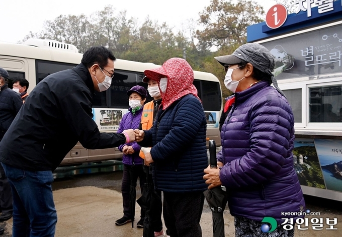 박남춘 인천시장이 1일 인천시 옹진군 자월도를 방문하여 주민들과 이야기를 나누고 있다. 2020.11.1 /인천시청 제공