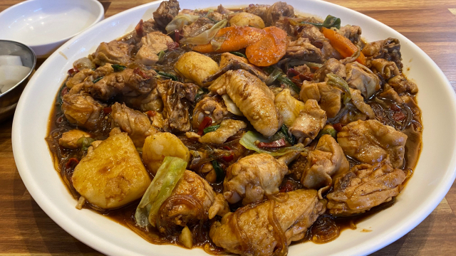 '안동찜닭'은 닭볶음탕(닭도리탕)의 안동식 변형이다. 고춧가루를 넣어 매콤하게 하는 대신 붉은 고추를 어슷어슷 썰어 청양고추 특유의 '칼칼한 맛'을 유지하되, 간장소스로 조리를 해서 시원하면서도 단 맛을 내게 한 것이 안동찜닭의 특징이다.