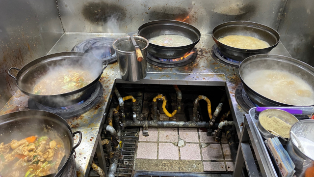 안동 '구시장' 찜닭골목 주방에서는 찜닭이 한꺼번에 네다섯 개의 화로 위에서 동시에 조리된다.