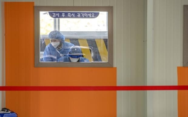 5일 오후 광주 북구보건소 선별진료소에 의료진을 추위에서 보호할 임시 시설이 설치됐다. 북구는 겨울철 선별진료소 운영을 위해 조립식 임시 공간을 설치하고, 난로를 비치하는 등 월동대책 마련에 나섰다. /김진수 기자 jeans@kwangju.co.kr