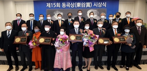 제15회 동곡상 시상식이 5일 춘천 세종호텔에서 열려 수상자들과 김남호 DB그룹 회장, 박진오(강원일보 사장) 동곡사회복지재단 이사장, 이철규 국회의원, 최문순 지사, 곽도영 도의장, 민병희 도교육감, 김천수 강원도민회중앙회장 등 참석인사들이 기념촬영을 하고 있다. 부문별 수상자는 지역발전 부문 방재흥(76) 강원도행정동우회 고문, 문화예술 부문 유용태(88) 강원고미술연합회 고문, 사회봉사 부문 박영봉(63) 사단법인 교산·난설헌선양회 이사장, 교육학술 부문 장석복(58) 카이스트 특훈교수, 자랑스러운 출향 강원인 부문 전순표(85) (주)세스코 회장으로 선정돼 각각 상금 2,000만원과 상패를 받았다. 김남덕기자