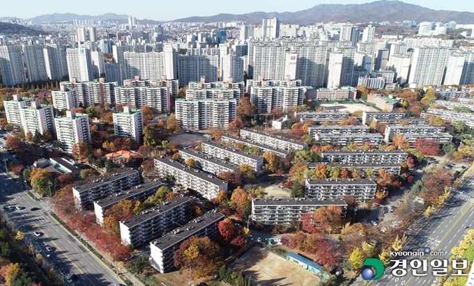 수 년 전부터 추진돼 오던 수원의 대규모 재건축 사업이 올해 초 시행된 경기도 조례에 의해 멈춰서는 상황이 발생했다. 재건축 조합 측은 수 년 전 시작된 사업인 만큼 당시의 규정을 준수해서 사업이 진행돼야 한다는 입장인 반면 도 측은 새로운 규정을 따라야 한다며 제동을 걸고 있다. 경기도 환경영향평가 조례로 재건축 사업이 중단된 수원시 매탄주공 4,5단지. 2020.11.8 /김도우기자 pizza@kyeongin.com