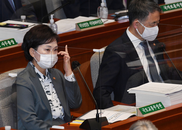 김현미 국토교통부 장관이 5일 국회에서 열린 예산결산특별위원회 전체회의에 참석해 있다. 김종호 기자 kimjh@