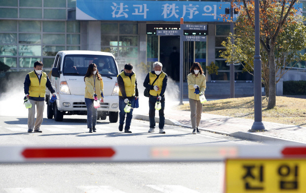 9일 광주교도소 앞 주차장에서 광주 북구보건소 질병예방팀 방역반원들과 일곡동행정복지센터 직원, 동방역반원들이 코로나19 지역사회 확산 방지를 위해 긴급 방역 소독을 실시하고 있다. 9일 방역당국에 따르면 광주교도소에 근무하는 직원이 코로나19 확진 판정을 받아 520번 확진자로 등록됐다./최현배 기자choi@kwangju.co.kr