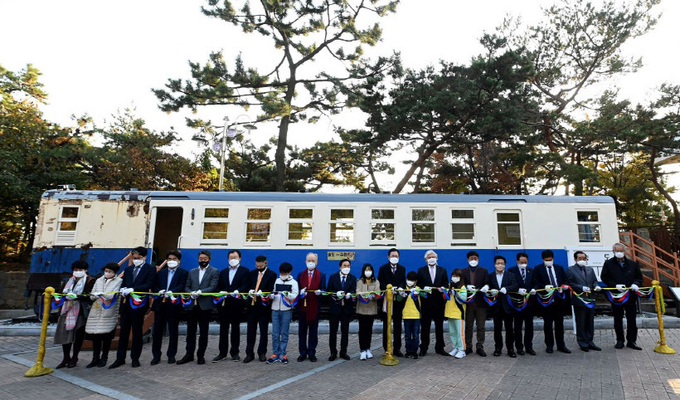 박남춘 인천시장이 11일 인천시립박물관에서 열린 '수인선 협궤객차 기증식 및 전시 개막식'에서 신은호 인천시의회 의장, 지용택 새얼문화재단 이사장, 이영재 경인일보 인천본사 사장, 시민들과 함께 테이프커팅을 하고 있다. /인천시 제공