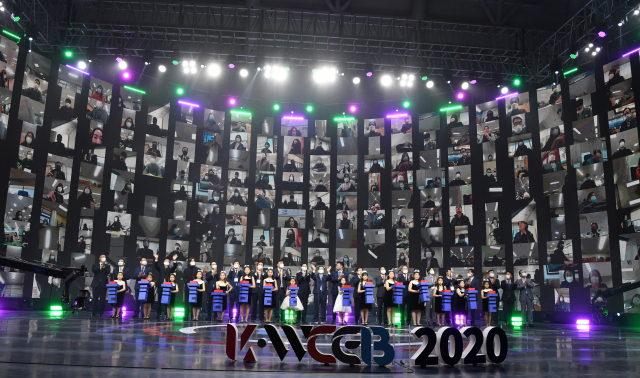 12일 창원컨벤션센터 3층 ‘오아시스’ 대형스튜디오에서 열린 ‘2020 한·세계화상 비즈니스 위크’ 개막식에서 허성무 창원시장, 김경수 경남도지사, 송영길 국회 외교통일위원장, 싱하이밍 주한 중국대사, 김영주 한국무역협회장 등 참석자들이 스크린에 등장한 세계 화상 기업인들과 인사하고 있다./김승권 기자/