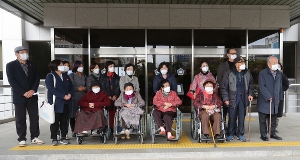 재심을 청구한 4·3 수형인과 유족들이 16일 검찰로부터 무죄를 구형 받은 뒤 제주지법 앞에서 기자회견을 하고 있다.