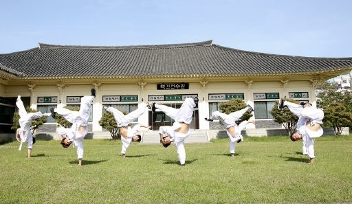 '트레블러 크루'의 공연 모습.