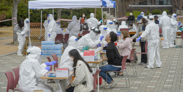 목포대학교 재학생 2명이 18일 코로나19 확진 판정을 받은 가운데 무안군 목포대 도림캠퍼스 광장에 마련된 선별진료소에서 확진자들과 동선이 겹친 학생· 교직원 800여명이 코로나19 검사를 받고 있다. /김진수 기자 jeans@kwangju.co.kr