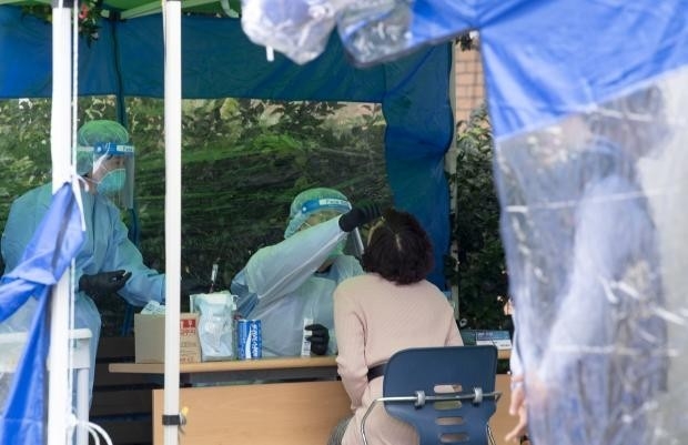 19일 화순전남대학교병원 선별진료소에서 의료진과 직원들이 진단검사를 받고 있다../최현배 기자choi@kwangju.co.kr