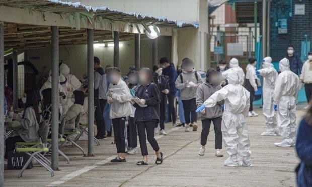 22일 오후 학생 1명이 확진된 광주 광산구 한 고등학교에서 학생들과 교직원을 대상으로 코로나19 전수검사가 진행되고 있다./김진수 기자 jeans@kwangju.co.kr