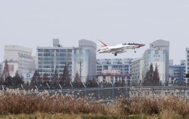 광주 군 공항 소음영향도조사가 시작된 23일 오전 군 항공기가 비행훈련을 하고 있다. 소송 없이 군 공항 소음 피해를 보상하는 법률의 시행에 따라 '소음 영향도 조사' 1차 측정이 이날 광주에서 시작됐다./최현배 기자choi@kwangju.co.kr