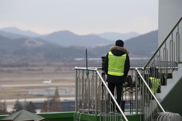 광주 군 공항 소음영향도조사가 시작된 23일 용역업체 관계자들이 군공항 인근 아파트에서 군 항공기 이착륙때 발생하는 소음을 측정하고 있다. 소음 영향도 조사에는 지자체가 추천하는 주민대표와 민간전문가가 참여해 오는 29일까지 연속 7일간 1차 측정을 진행하고 내년 2월에서 5월중 2차 측정한다./최현배 기자choi@kwangju.co.kr