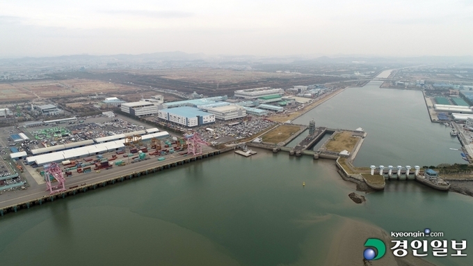 경인아라뱃길이 시작되는 경인항 인천터미널 전경. 서해와 아라뱃길을 잇는 나들목인 서해갑문과 여객터미널은 콘크리트 덩어리와 같았고 바닷바람인지 강바람인지 모를 묵직한 바람만이 눈 시리게 몰아치며 귓가를 먹먹하게 맴돌았다. 2020.11.6 /기획취재팀