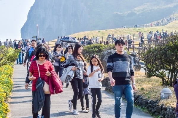 관광객들로 북적이는 서귀포시 성산읍 성산일출봉, 코로나19 사태로 제주관광이 위기를 맞자 제주관광공사는 뉴노멀 시대 제주관광 혁신과제를 발굴하기 위해 ‘제주관광 미래전략위원회’를 구성했다. 고봉수 기자 chkbs9898@jejunews.com