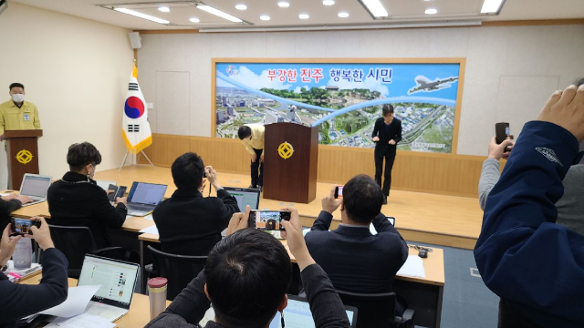동선노출자로 파악된 조규일 시장이 정준석 부시장 주재 기자회견에 앞서 이번 사태에 대해 사과했다. 조 시장은 이날 검사 전 브리핑룸을 잠시 방문했다. /진주시/