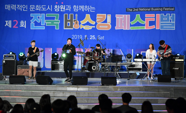 지난해 열린 '전국 버스킹 페스티벌'. /경남신문 자료사진/