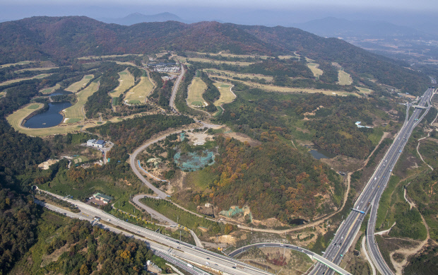 광주시와 서진건설이 사업 우선 협상자 선정 등을 놓고 법정소송을 벌이고 있는 광주 광산구 어등산 관광단지 전경. 1심 선고일은 오는 12월 10일이다.