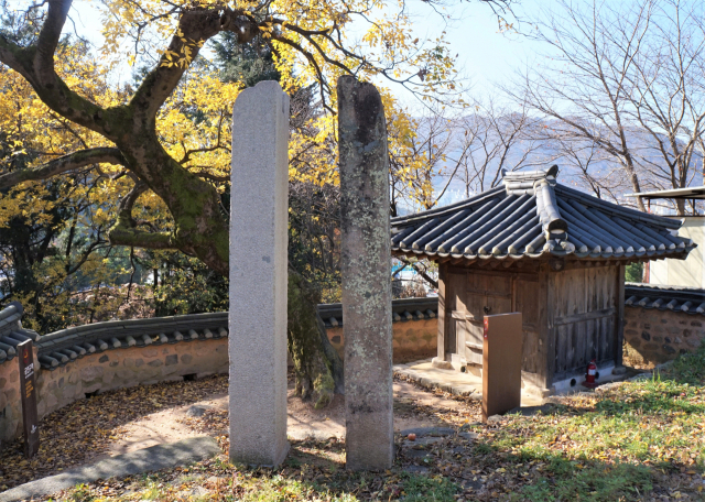 만덕사지 인근에 서 있는 당간지주.