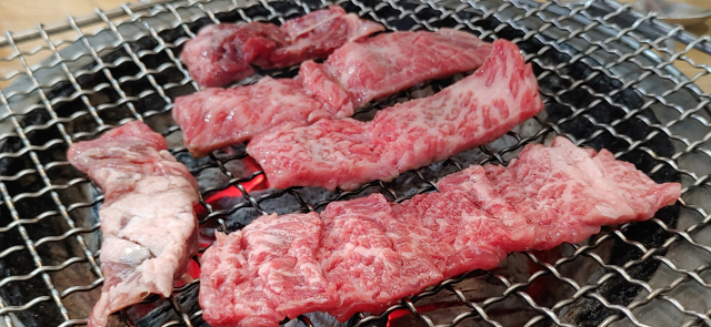 안동갈비는 생갈비와 양념갈비 두 종류만 내놓는다.