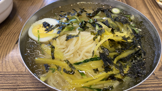 신선식당 냉우동은 시원한 멸치육수에 면을 넣고 그 위에 고명으로 노란 단무지채와 김가루 삶은 계란을 올린 것이 전부이다.