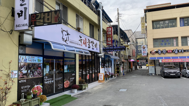안동갈비골목은 어느 식당을 찾더라도 맛은 대동소이하게 괜찮다. 경상도에서 '괜찮다'는 맛의 표현은 '맛있다'는 뜻으로 받아들이면 된다.