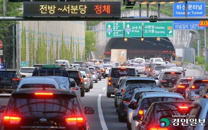 용인~서울고속도로 용인방향 서판교 IC 인근 하산운 터널 부근이 퇴근길 차량으로 극심한 정체를 빚고 있다. 2019.5.6 /김금보기자 artomate@kyeongin.com