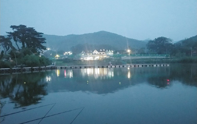 지난해 온화한 날씨 탓에 어려움을 겪었던 인천 강화도의 겨울 축제가 올해는 코로나19 여파로 개최 여부조차 불투명한 상황이다. 사진은 겨울 축제가 열리던 강화군 양도면 인산저수지. 2020.11.30 /강화군 인산리내수면어업계 제공