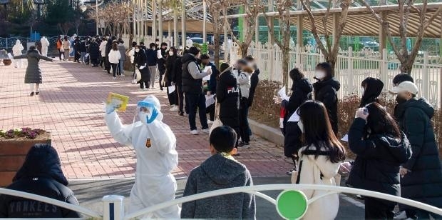 1일 오전 광주시 광산구 한 중학교에서 학생들이 코로나19 진단 검사를 받고 있다. 방역 당국은 이 학교 재학생이 코로나19에 확진되자 재학생과 교직원 등 400여 명을 대상으로 전수조사했다./최현배 기자choi@kwangju.co.kr