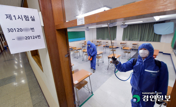 2021학년도 대학수학능력시험을 하루 앞둔 2일 오후 수원시내 한 고등학교에 마련된 시험장에서 방역관계자들이 코로나19 감염예방을 위한 소독을 하고 있다. 2020.12.2 /김금보기자 artomate@kyeongin.com