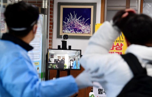 2021학년도 대학수학능력시험일인 3일 오전 창원시 성산구 대암고등학교에서 수험생이 열화상 카메라 앞에서 발열체크를 하고 있다./성승건 기자/