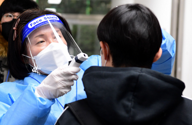 2021학년도 대학수학능력시험일인 3일 오전 창원시 성산구 대암고등학교에서 수험생이 교실 입실에 앞서 발열체크를 하고 있다./성승건 기자/