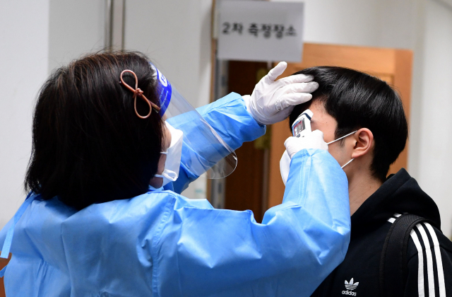 2021학년도 대학수학능력시험일인 3일 오전 창원시 성산구 대암고등학교에서 수험생이 교실 입실에 앞서 발열체크를 하고 있다./성승건 기자/