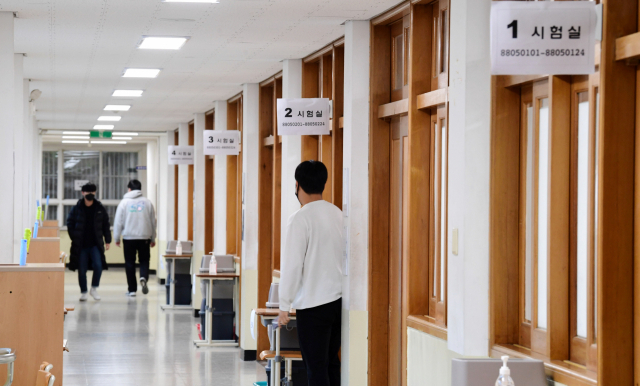 2021학년도 대학수학능력시험일인 3일 오전 창원시 성산구 대암고등학교에서 수험생들이 시험실로 들어서고 있다./성승건 기자/
