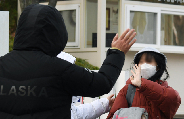 대학수학능력시험일인 3일 오전 창원시 의창구 용호고등학교 정문에서 한 수험생이 부모의 배웅을 받으며 입실하고 있다./김승권 기자/