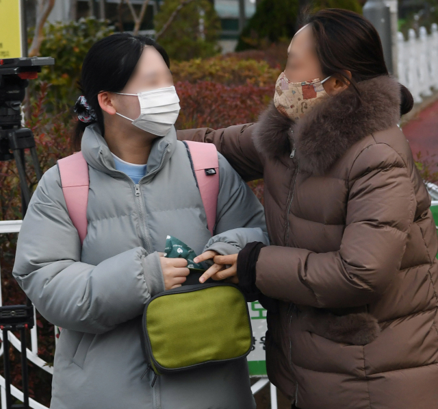 대학수학능력시험일인 3일 오전 창원시 의창구 용호고등학교에서 한 학부모가 수험생 딸을 배웅하고 있다./김승권 기자/