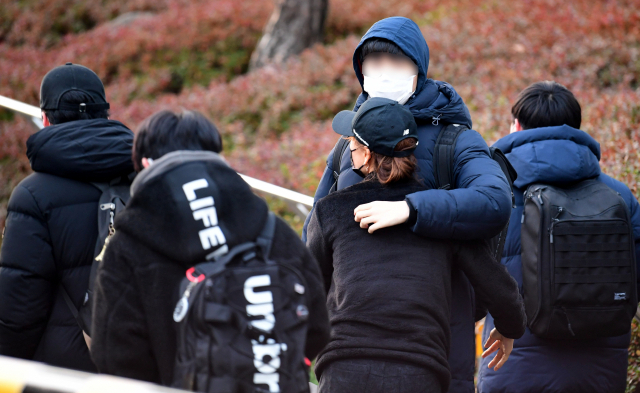 2021학년도 대학수학능력시험일인 3일 오전 창원시 성산구 대암고등학교에서 학부모가 수험생을 안아주고 있다./성승건 기자/
