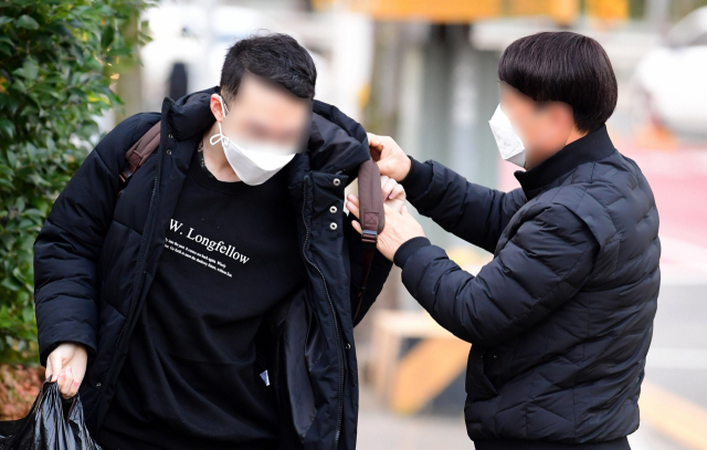 2021학년도 대학수학능력시험일인 3일 오전 창원시 성산구 대암고등학교에서 아버지가 수험생의 가방을 메어주고 있다./성승건 기자/