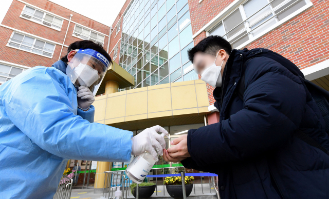 2021학년도 대학수학능력시험일인 3일 오전 창원시 성산구 대암고등학교에서 수험생들이 시험실 입실에 앞서 손소독을 하고 있다./성승건 기자/