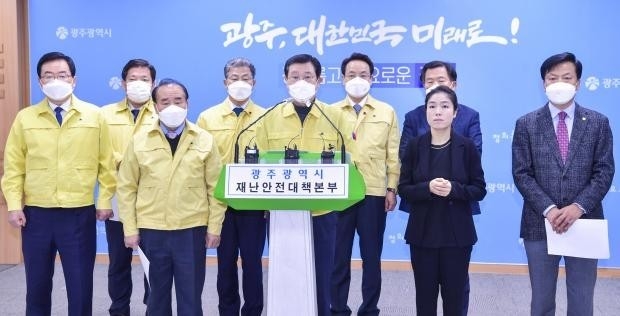이용섭 광주광역시장이 2일 오후 시청 브리핑룸에서 코로나19 대응 온라인 기자회견을 갖고 사회적 거리두기 2단계 격상을 발표하고 있다. /광주광역시 제공