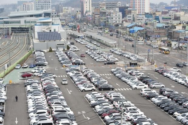 2021년 국비 신규 사업비에 지역 숙원사업인 광주시 광산구 송정역사 증축사업(총 예산 500억원)을 위한 설계비 20억원이 반영됐다. 사진은 광주 송정역 제1 주차장에 차량이 가득 주차된 모습. /최현배 기자 choi@kwangju.co.kr
