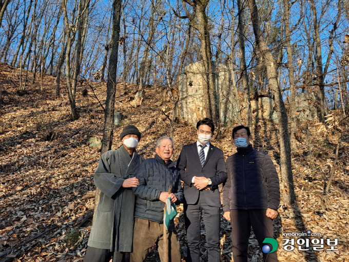 민주당 오영환(의정부갑) 국회의원은 시민단체 '문화재제자리찾기'와 함께 녹양동에서 청동기 시대 유물인 선돌을 발견했다고 3일 밝혔다. 2020.12.3 /오영환 의원실 제공