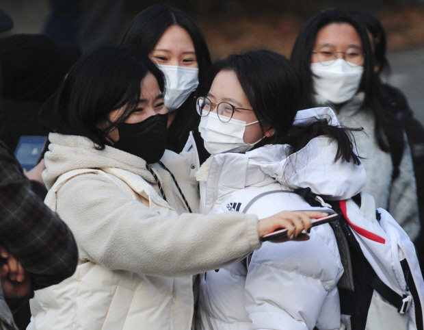 2021학년도 대학수학능력시험일인 3일 오후 광주시 남구 26지구 제31시험장인 동아여자고등학교 정문에서 시험을 마친 수험생들이 학부모들의 따뜻한 품에 안기고 있다. <사진공동 취재단>