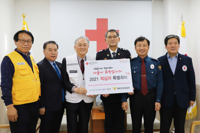 류시문(왼쪽 세 번째) 경북적십자사 회장과 윤동춘(왼쪽 네 번째) 경북경찰청장이 2일 2021년 적십자 특별회비 전달식에서 기념촬영을 하고 있다. 경북적십자사 제공