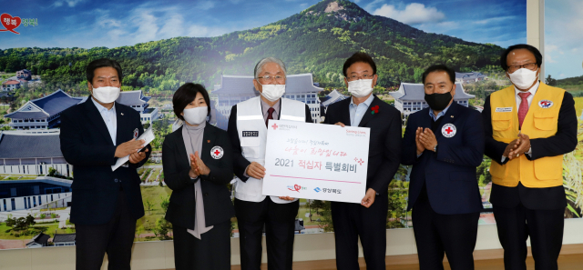 지정식(왼쪽부터) 경북적십자사 사무처장, 신동화 경북여성특별자문위원회 위원장, 류시문 경북적십자사 회장, 이철우 경상북도지사, 김도현 경북적십자사 부회장, 임영규 봉사회 경북협의회 회장이 3일 2021 적십자 특별회비를 전달식에서 한자리에 모여 기념촬영을 하고 있다. 경북적십자사 제공