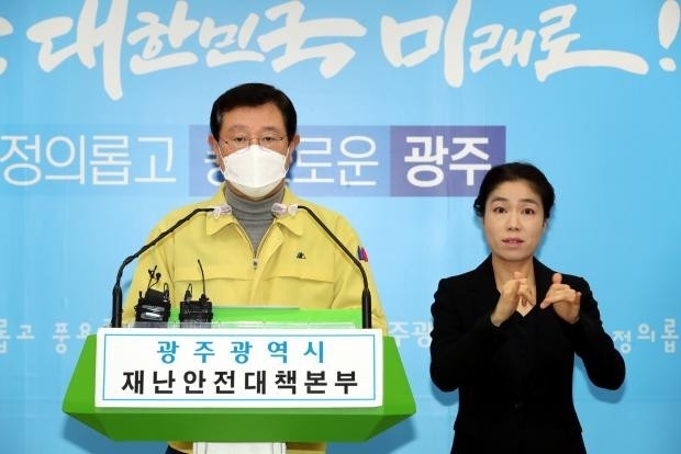 이용섭 광주광역시장이 6일 시청 5층 브리핑룸에서 코로나19 관련 온라인 브리핑을 열어 '100시간 멈춤'에 적극 동참해준 시민들께 감사드리고, 앞으로 3주간 ‘2단계 거리두기’ 유지하되 시설별 규제는 일부 완화하는 내용을 발표하고 있다. <광주광역시 제공>