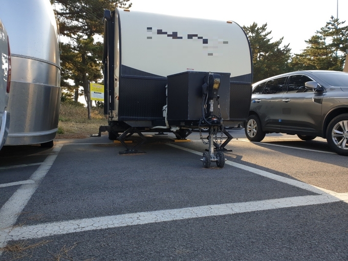 주차구역 2개를 차지한 카라반