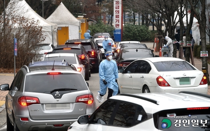 6일 오전 수원시 경기도의료원 수원병원에 설치된 선별진료소에 검사를 받으려는 차량들이 줄지어 서 있다. 2020.12.6/ 김도우기자 pizza@kyeongin.com